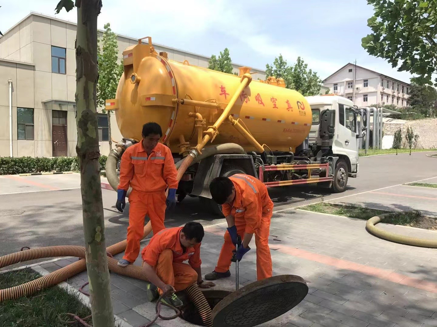 婺源管道疏通车停在窨井附近