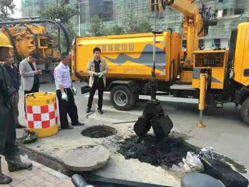 婺源街道：网格员化身“清道夫”，为民解忧疏通“堵心”化粪池