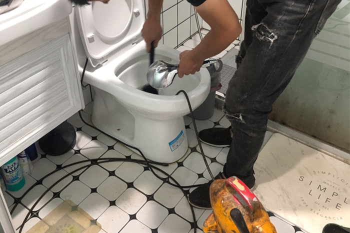婺源马桶堵塞自己疏通还是找师傅？专业上门服务让你省时更省心